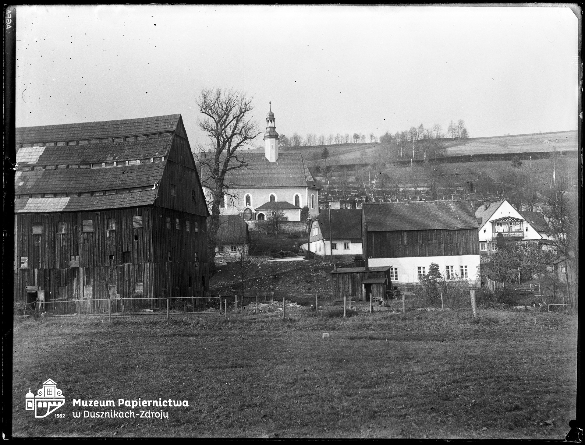 Zdjęcie przedstawiające młyn papierniczy w Bad Reinerz (Duszniki-Zdrój), widok na suszarnię