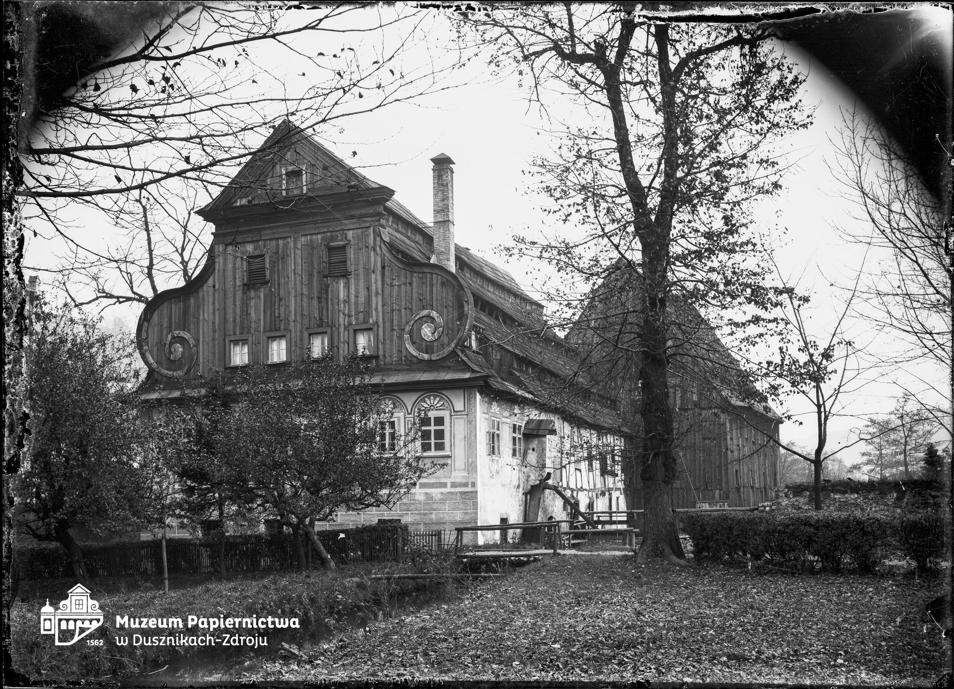 Zdjęcie przedstawiające młyn papierniczy w Bad Reinerz (Duszniki-Zdrój), widok na elewację zachodnią