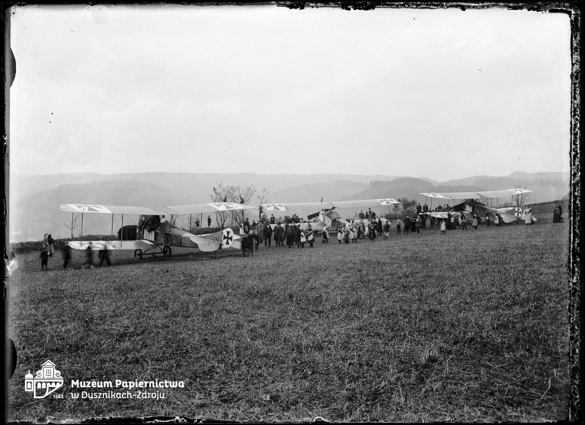 Zdjęcie przedstawiające 3 dwupłatowce niemieckie z okresu I wojny światowej stojące