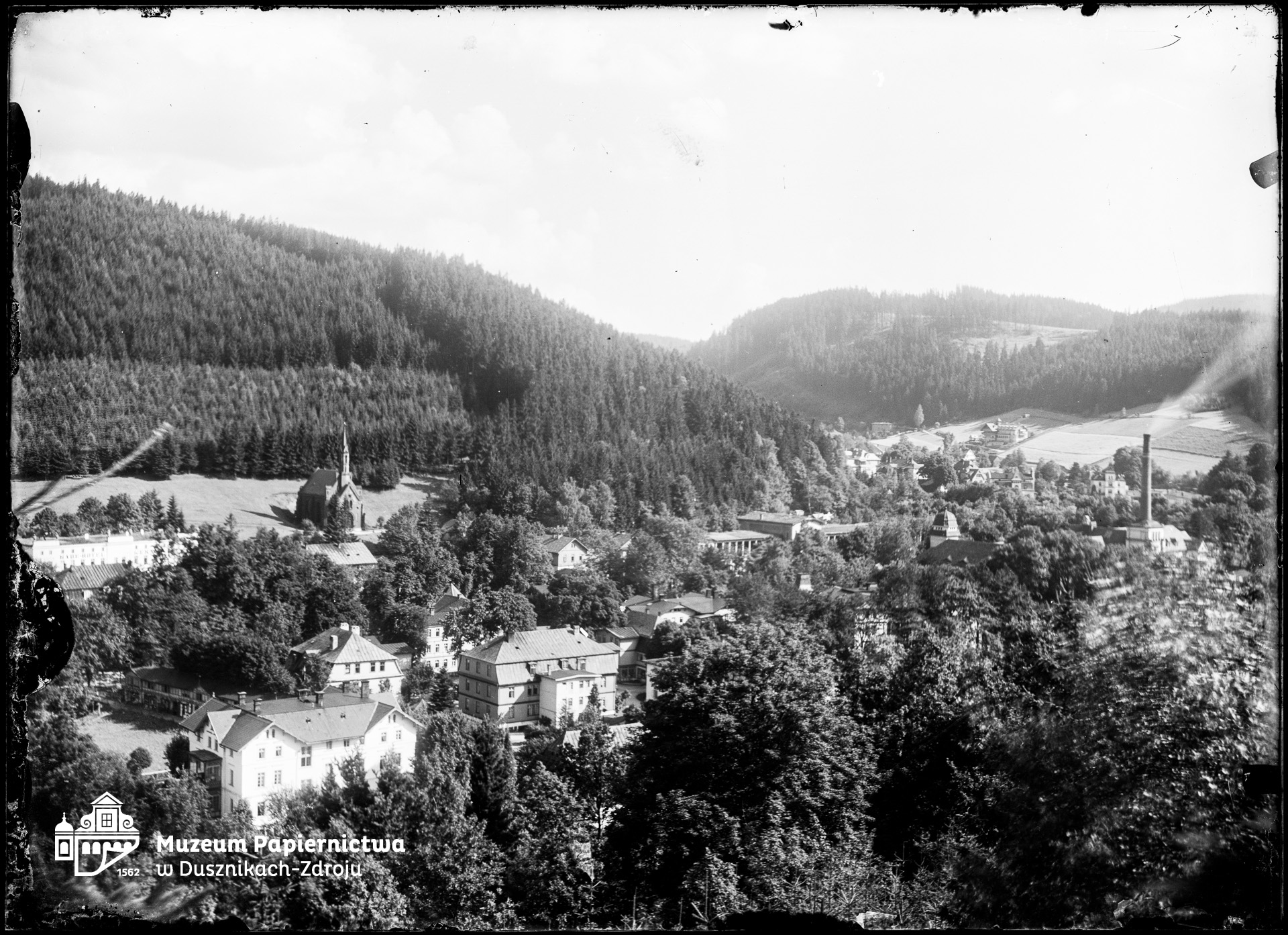 Zdjęcie przedstawiające widok na Zdrój w Bad Reinerz (Duszniki-Zdrój)