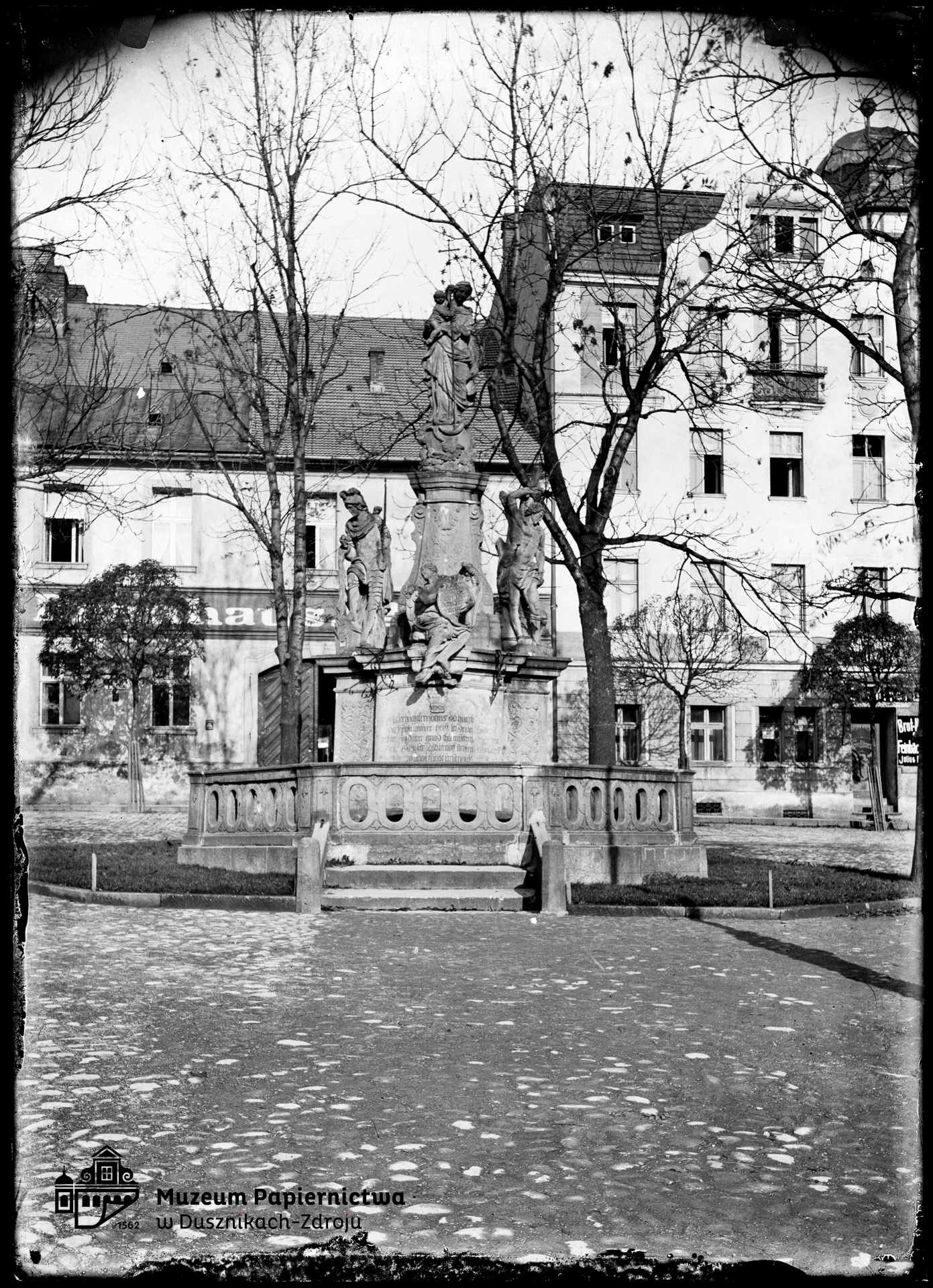 Zdjęcie przedstawiające figurę wotywną w Bad Reinerz (Duszniki-Zdrój)