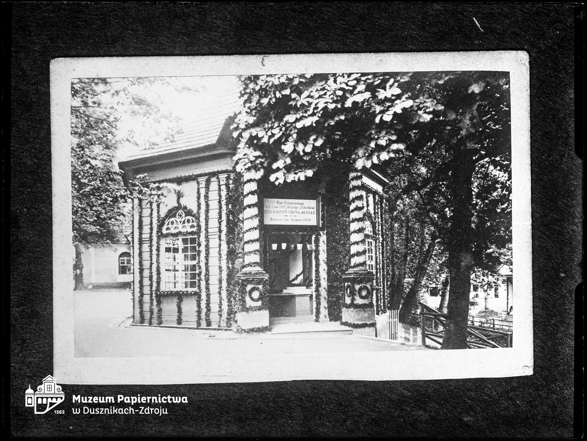 Zdjęcie przedstawiające pawilon Ulriken Quelle w Bad Reinerz (Duszniki-Zdrój)