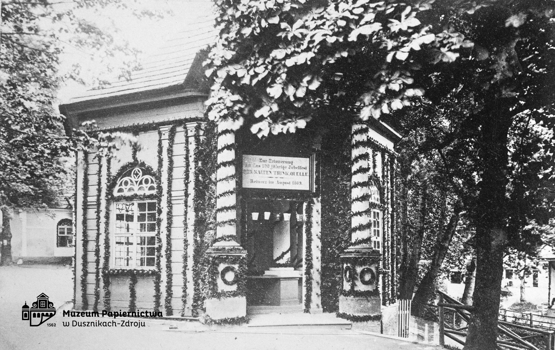 Zdjęcie przedstawiające pawilon Ulriken Quelle w Bad Reinerz (Duszniki-Zdrój)