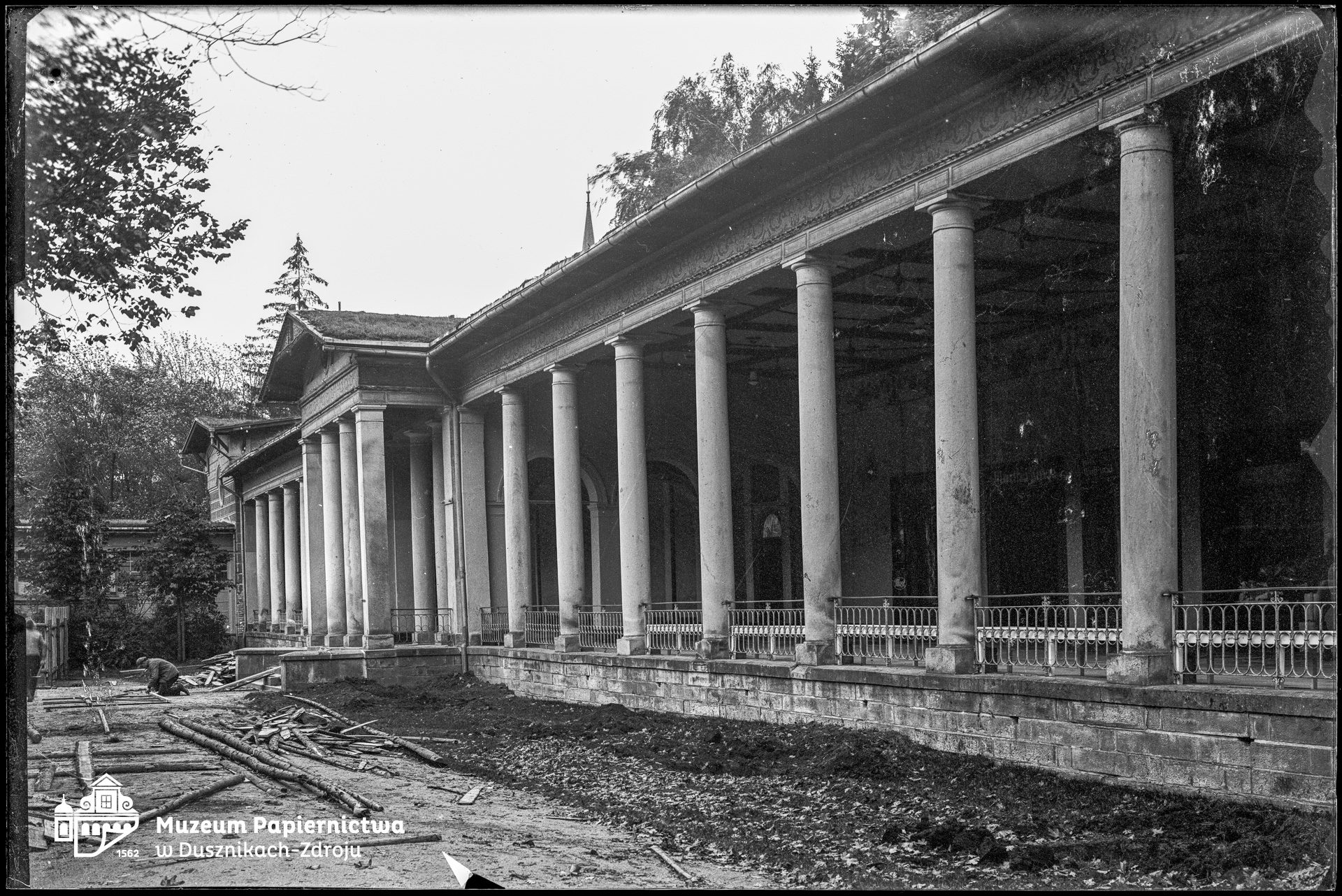 Zdjęcie przedstawiające Wandelhalle (hala spacerowa) w parku zdrojowym w Bad Reinerz (Duszniki-Zdrój)