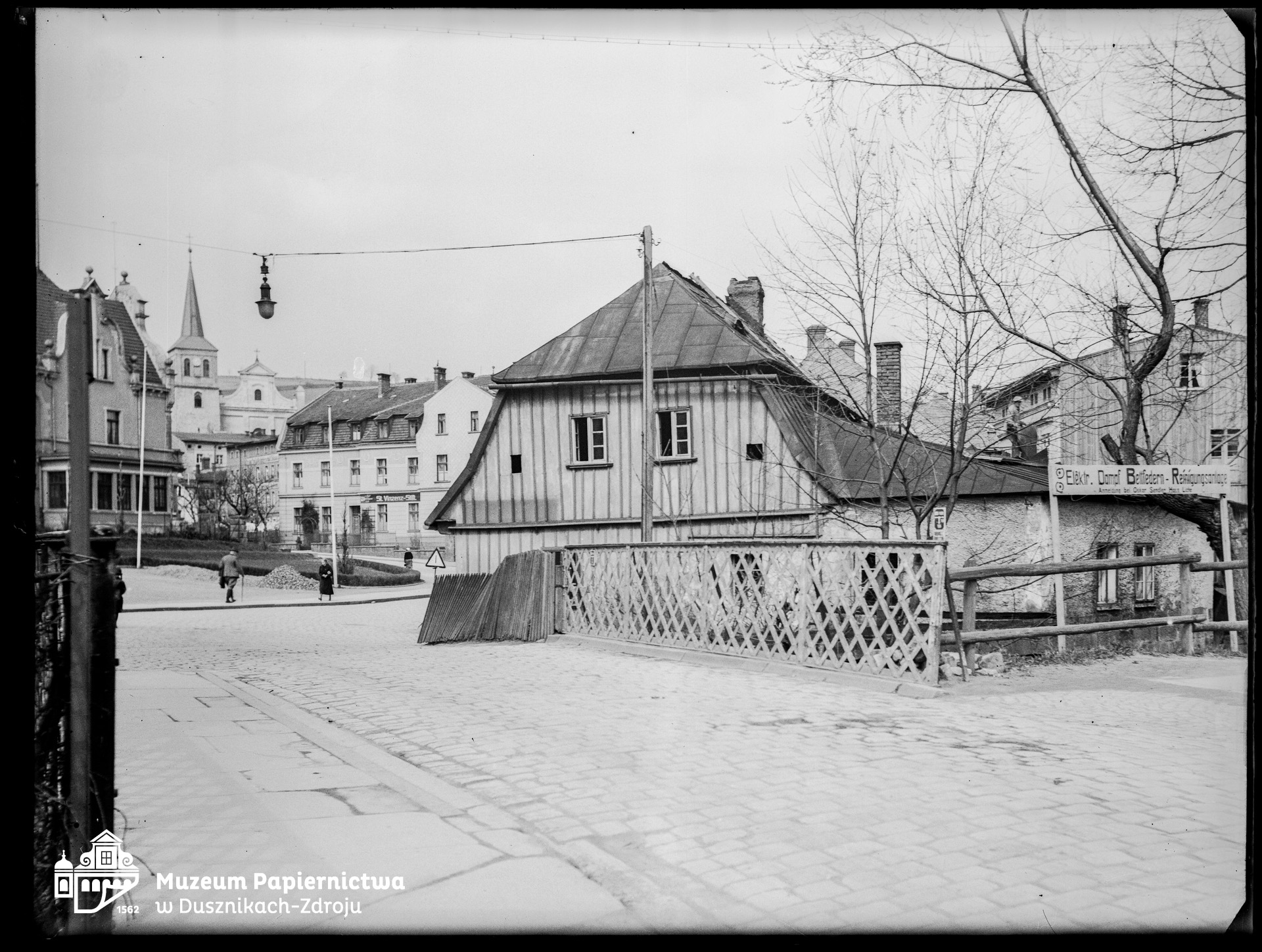 Zdjęcie przedstawiające Hindenburgplatz (obecnie plac Warszawy) w Bad Reinerz (Duszniki-Zdrój)