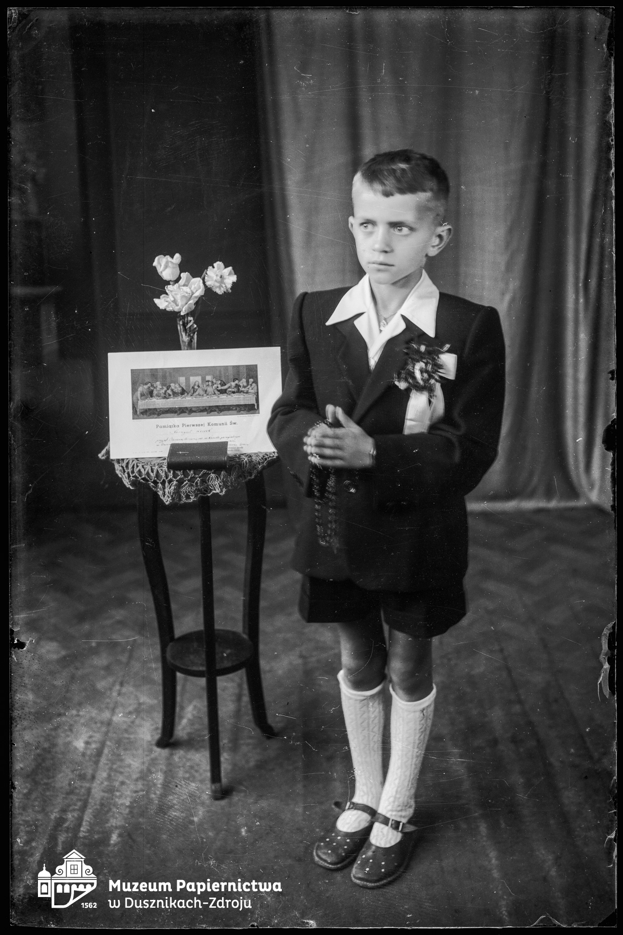 Zdjęcie przedstawiające chłopca przystępującego do I komunii świętej