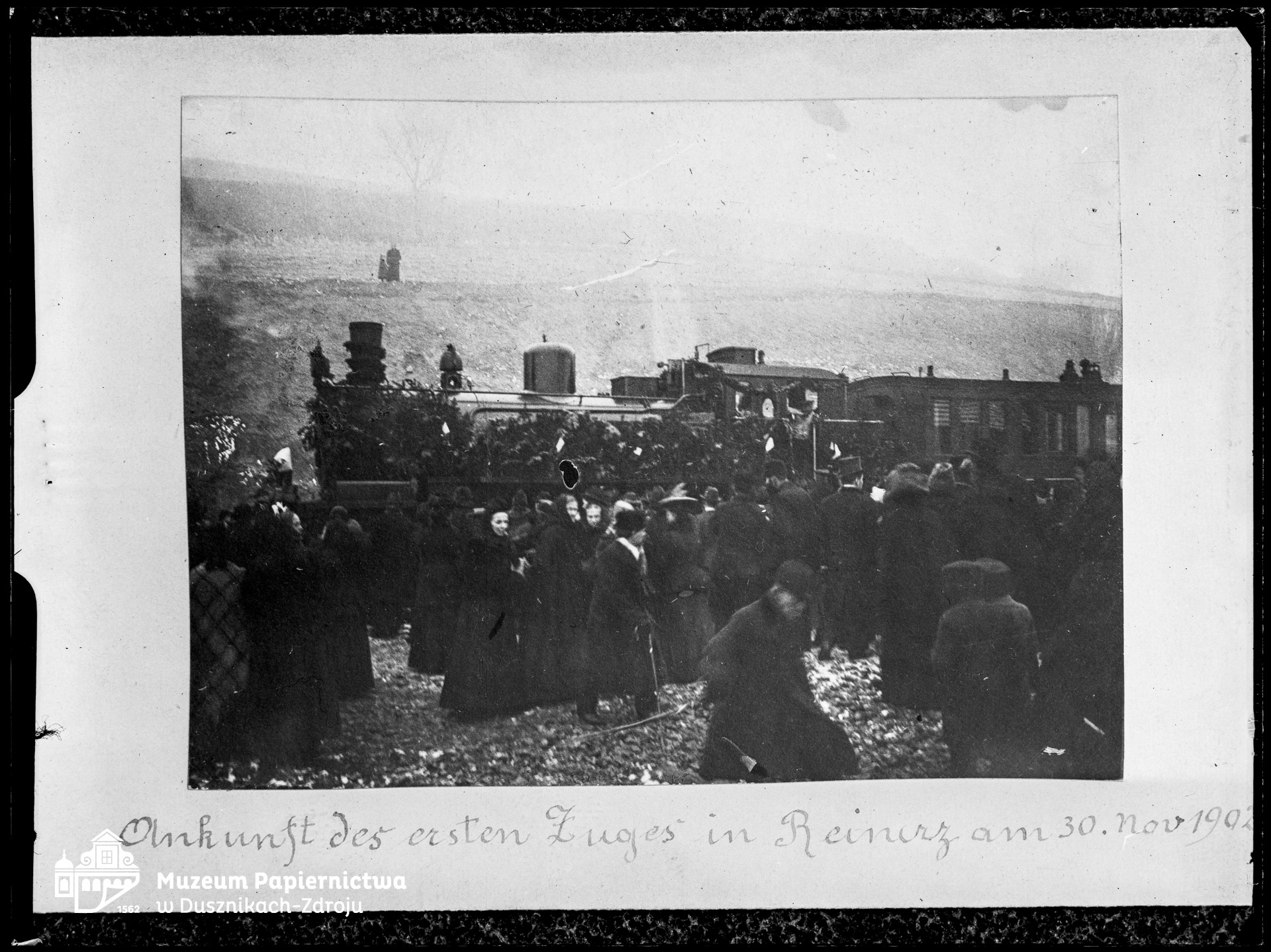 Zdjęcie przedstawiające przyjazd pierwszego pociągu do Bad Reinerz (Duszniki-Zdrój)