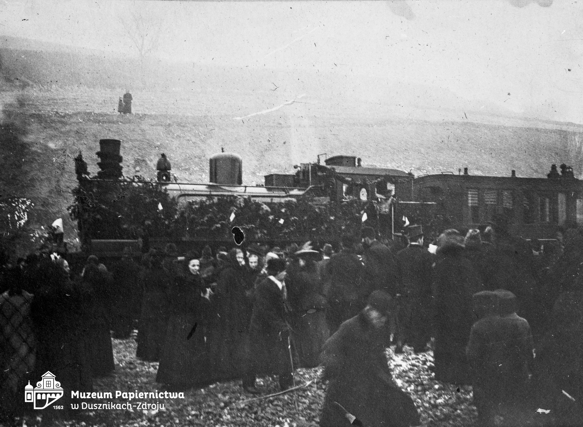 Zdjęcie przedstawiające przyjazd pierwszego pociągu do Bad Reinerz (Duszniki-Zdrój)