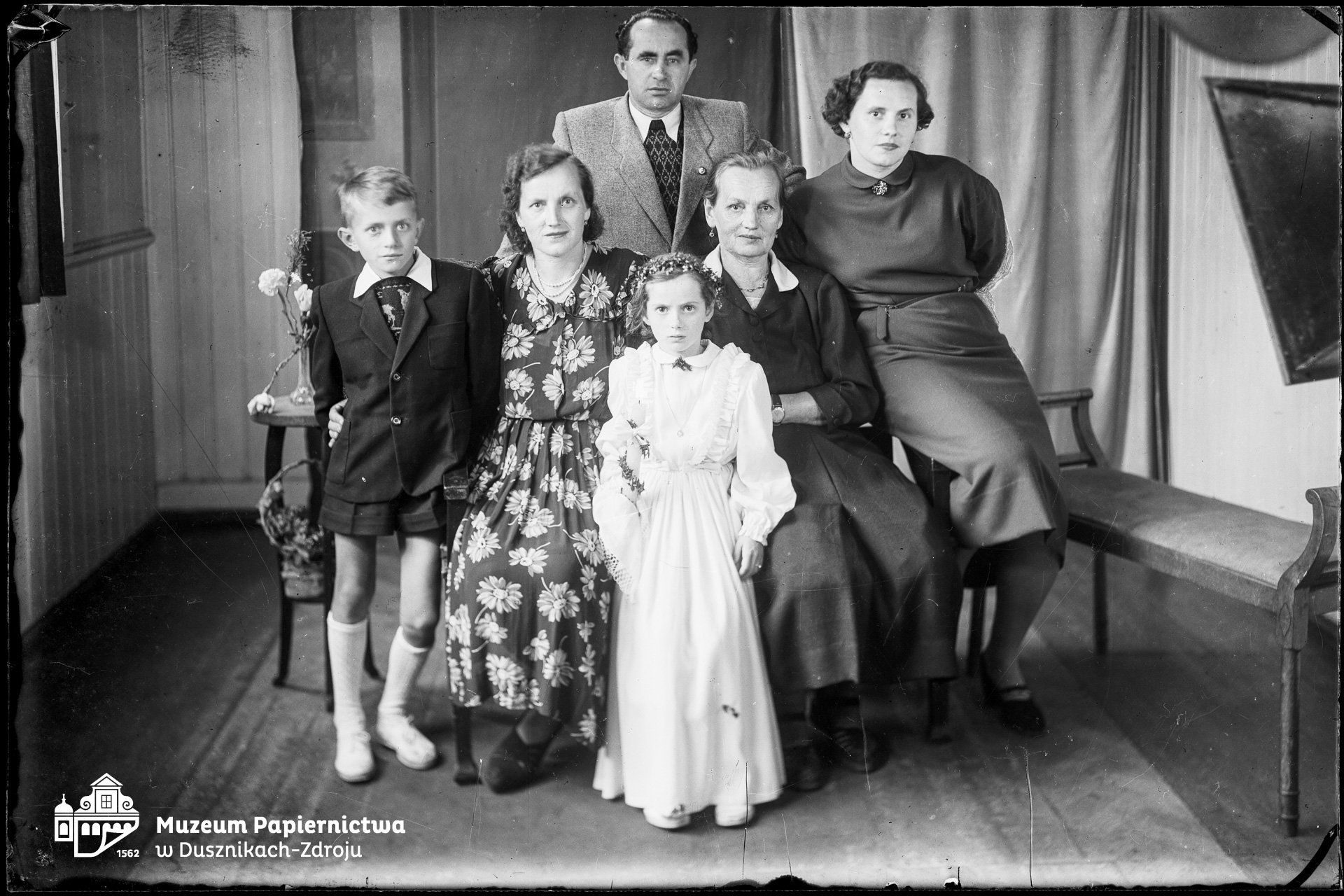 Zdjęcie przedstawiające rodzinę w uroczystych strojach