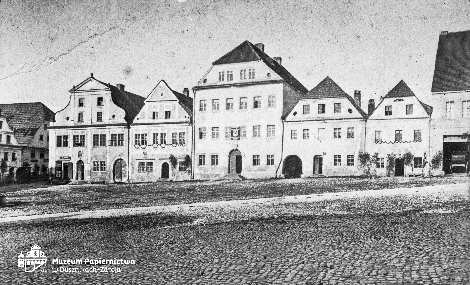 Zdjęcie przedstawiające południowo-zachodnią pierzeję rynku z ratuszem w Bad Reinerz (Duszniki-Zdrój)