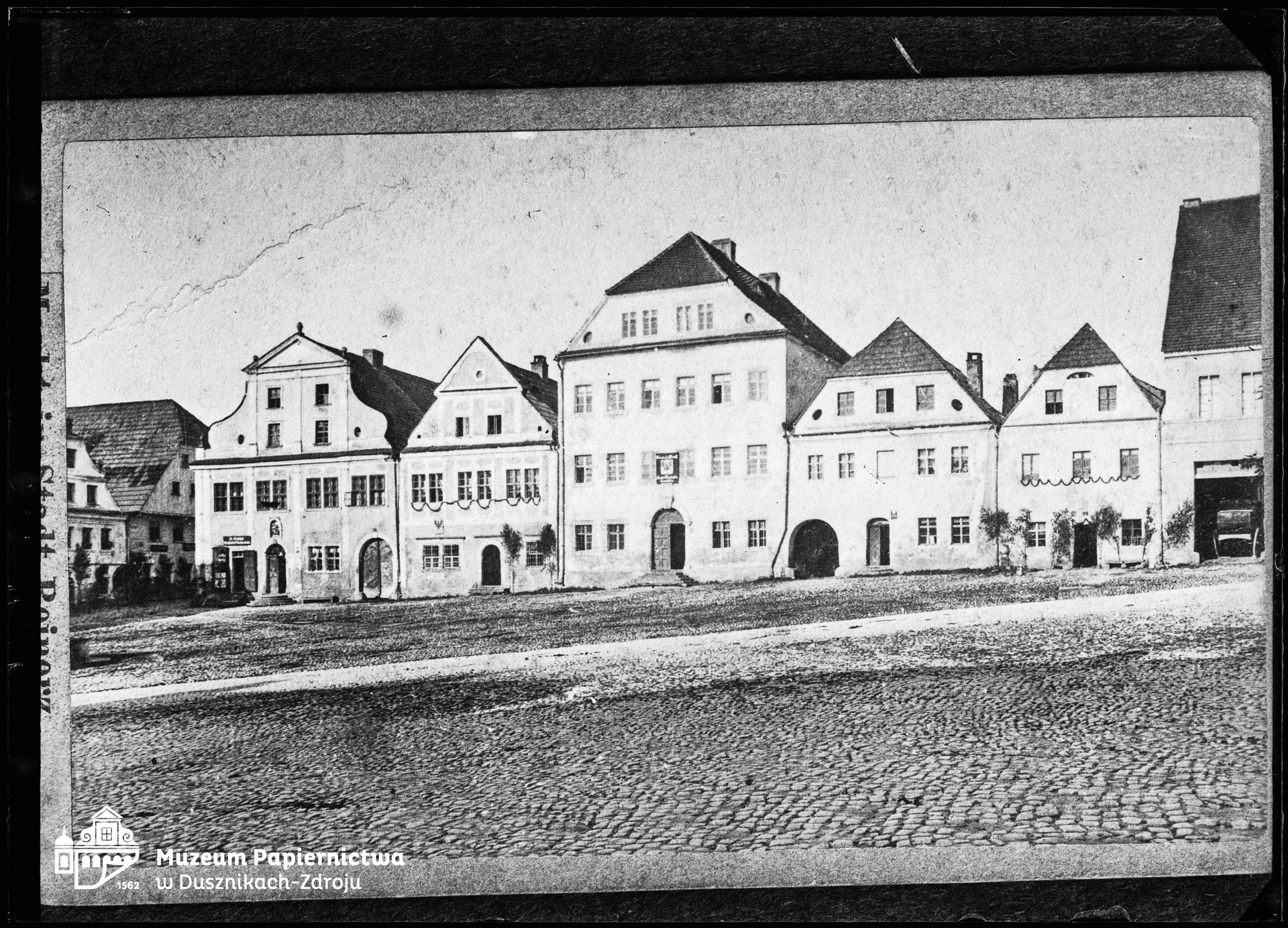 Zdjęcie przedstawiające południowo-zachodnią pierzeję rynku z ratuszem w Bad Reinerz (Duszniki-Zdrój)